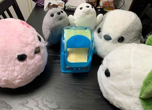 あいすくりーむ めーかーに せっと！
はんどるを ぐるぐる……

あいすが でてきました！
すごーい！すごい！
わ！ すりごま おさないで！