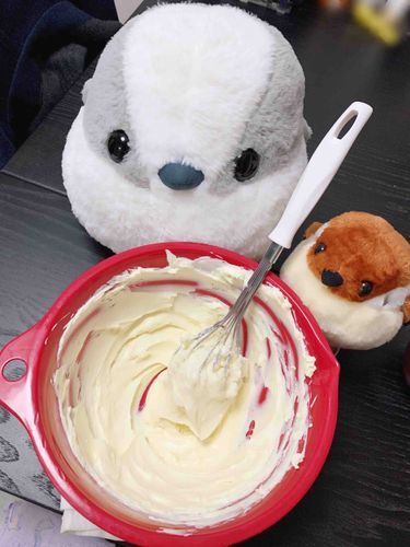 せっせ！せっせ！
まぜまぜ……まぜまぜ……
くりーむ ちーずを まぜまぜ します！
たまごの きみを いれて……
もっと もっと まぜまぜ！

くんくん……
もう いいにおい！