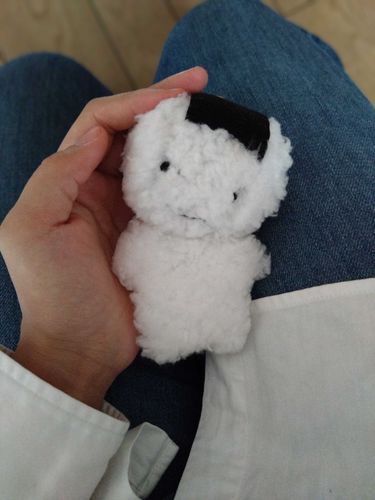 僕はおにぎりマン。
主が僕を作ったみたい。
僕気づくと首が外れやすいんだ。
気をつけないとね。
（主：もっと頑丈に作ってあげればよかったね、ごめん💦）