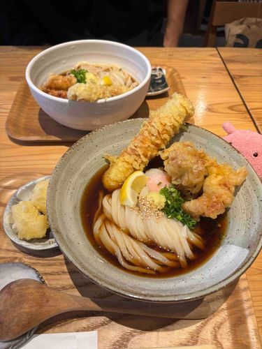 うどんの後ろに隠れためん