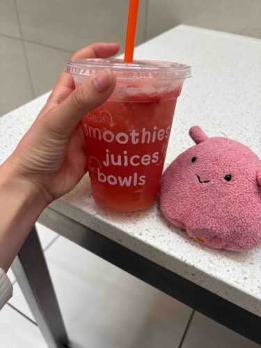 アメリカのスムージー大きいメェ、、、（Sサイズ購入）🍓🇺🇸