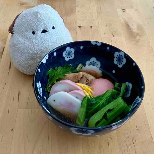 ☀️🎍𝐇𝐀𝐏𝐏𝐘 𝐍𝐄𝐖 𝐘𝐄𝐀𝐑🎍☀️
🐣明けましておめでとうでち😊お雑煮を食べたでちよ。でも、トリさんの肉が入ってて…ヒイイイイイイイイ！！
👩だから、シマちゃんのじゃないってば…シマちゃんとは4回目のお正月ね。もうすぐ4歳になるのよ。シマちゃん？今年も美味しいものいっぱい食べて、たくさんお出かけしましょうね💗