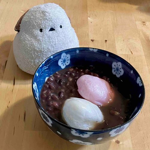 🐣ぽすとが遅れたでち。お姉ちゃんと作ったお汁粉、無事においちくできたでち😊やっぱり煮込む時間があたちは大好きでち😊💗
👩シマちゃん、一緒に作ることができてとっても楽しかったわ😊ちゃっかり味見もしてたわね😏去年はエグ味があったけど、今年はしつこくアク取りしたから美味しくなったわ😊💗