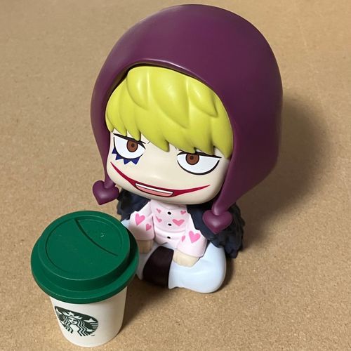 💖スタバのドリンク飲んでる風のオレ、どうだぁ！？✌️ドン・キホーテに売ってたらしいぜ！オレと同じ！？名前か！？
👩この小さいカップ、中にインスタントコーヒーが入ってたの😊なかなかオシャレよね。コラさん軍団の本名はドンキホーテ・ロシナンテだから、自分の名前だと思うみたい🤭あえてわたしは区別して呼んでるわ😊お店のドンキは“天下のドン・キホーテ”って呼んでるの🤭