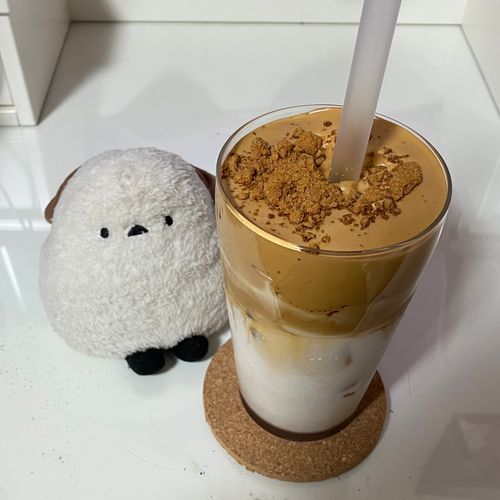🐣ダルゴナコーヒーってやつも作ってたでち。ふわふわでち😊上のビスケットがおいちでち😊
👩写真を綺麗に撮るのって難しいわよね…。シマちゃんはトッピングのビスケットが気に入ったみたい😊ダルゴナってインスタントコーヒーで作るんだけど、しっかり泡立てると時間が経っても泡が潰れないわ😊
お菓子作りやコーヒーの記録用のInstagramアカウントがあるわ。プロフィールからチェックしてみて😉公開アカウントだから誰でも気軽に見れるわ😊