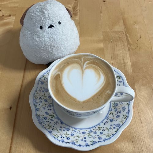 🐣お姉ちゃんが久しぶりにラテアートしてたでち。ハート、うまくできたでち?
👩久しぶりにしてはまだ感覚が残っていたわ😌でも、やっぱり頻繁にエスプレッソマシンも触れていないと感覚を忘れていくものね。シマちゃん、おやつの時間ね😊
🐣おやつ!おやつ!!おやつでち!おーやーつーでーちー!!😊