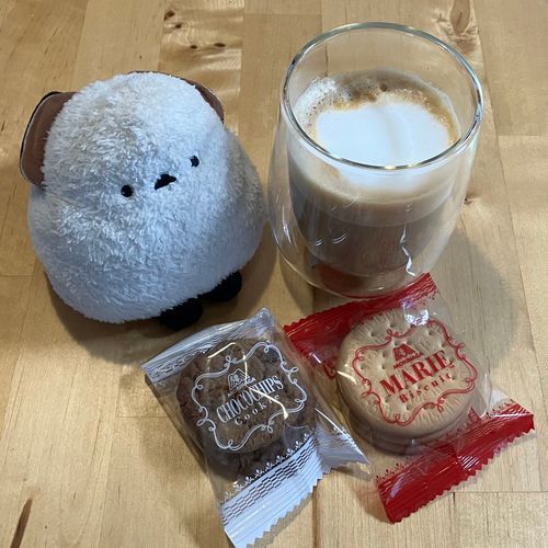 👩数時間後、シマちゃんは無事におやつをもらったのでした🤭可愛いね😊おやつのお供はカプチーノね☕️💗それにしても、深煎り豆を使ったラテやカプチーノとチョコチップクッキーって相性抜群にいいわよね😊
🐣おほっ💗おほっ💗