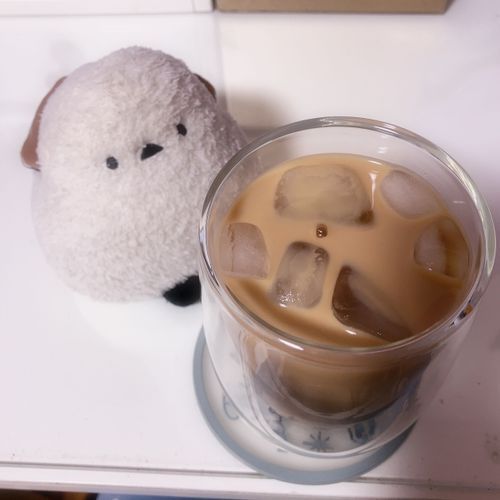 🐣あちゅううううういいい!お姉ちゃん!暑いでち!暑い時はアイスオーレでち🥤
👩急に暑くなったわね🫠こんな時はアイスオレやアイスラテが美味しいわね😊シマちゃんのこだわりは、オーレって言うことみたい🤭味じゃないの?シマちゃん?
🐣おほっ💗おほほっ💗(聞いてない)
👩深煎りのコーヒー豆はアイスコーヒーにピッタリね😊ラテも深煎りが美味しいから、わたしは年中いつでも深煎り豆を使うわよ💗