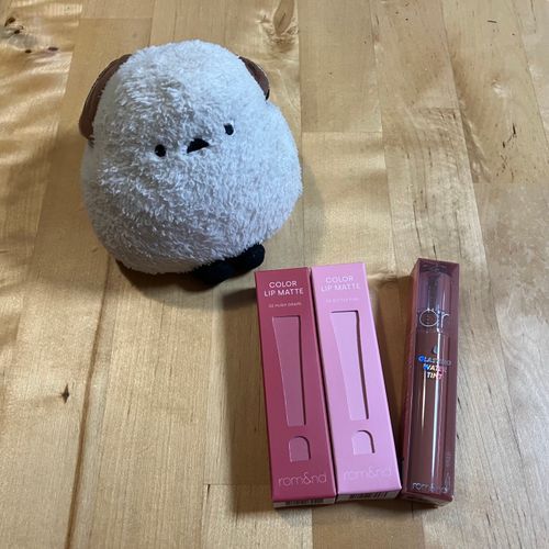 🐣おはよでち☀️これはお姉ちゃんが通販で買ったリップでち。2個だったはずでちけど…お姉ちゃん?話が違うでち。
👩みんな、お久しぶり。いつの間にかシマちゃんがポストしてたのね😊これはね、うん、確かに買ったのは2個よ。1個、わたしもあれ?と思って商品ページを見たら、数量限定のプレゼント特典だったの。プレゼントで通常サイズのリップをくれるなんて、太っ腹よね😊