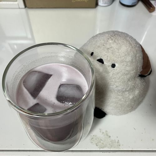 🐣んぐっんぐっ…🥤ぷはー!お姉ちゃんとヨガをやったでち🧘♀️プロテインって言ってるでちけど…これ紅芋ラテじゃないでち?
👩これは紅芋タルト風味の正真正銘のプロテインよ😊実はわたし、初めて17歳の時にヨガをやって何年も通ってたの😊健康のためにオンラインのヨガをまた始めたわ😌