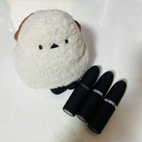 🐣お姉ちゃんが買った、ブランドのリップでち。マックって言うでちって。あたちも気になるでちなぁ😊あ、女子にとっては絶妙な色の違いでも別物でちよ😊
👩リニューアルとか廃盤、期間限定とかで店頭に並ばなくなったデパコスをアウトレット価格で売ってる通販があるのよ😊かなりの割引だったし、ポイントが貯まってたから、実質一本あたり1000円台よ😂