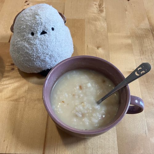 🐣みんな、おはよでち☀️お姉ちゃん、珍しく朝ごはんをちゃんと食べてるでち。ベーコンポテトのスープにもち麦ご飯を入れて食べてるでち。
👩みんな、おはよう😊シマちゃんもおはよでちいいいいいいいいい💗💋ぶちゅううううううう💗
🐣ヒイイイイイイイイ!!