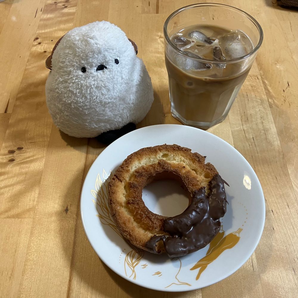 🐣さっきね、お姉ちゃんが病院に着いてきてくれたからってドーナツ買ってくれたでち😊🍩かへで満足してたでちけど、うれちでちなぁ〜💗
👩年に一回食べるか食べないかのミスド🍩よ。なんかね、昔のポストを振り返って見てみたの。そしたらいろいろ感慨深い気持ちになったわ😊付き合いの長いおともだちもいて、いつもありがとうって嬉しくなったの。シスコンのわたしと可愛い妹のシマちゃん、そして時々うるさいコラさん軍団、これからもよろしくね😊