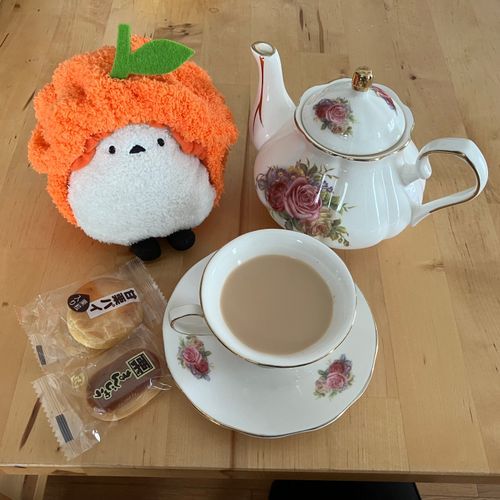 🐣おひさしぶりでち🥺お姉ちゃんとハロイン🎃のティータイムでち。あたちの大好きなはちみつ入り煮出しミルクティーを作ってくれたでち😊レディーのハロイン🎃でちなぁ。
👩いろいろ忙しくしていたら1ヶ月も経っていたわ。いいねとかお返事しきれないのはごめんね。シマちゃん、おみかんのお洋服着てご満悦ね🤭