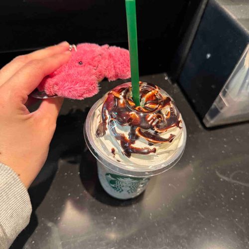 ｢スターバックスコーヒー☕️｣

用事を終えた後、
帰り道に一杯😎☕𓈒𓏸︎︎︎︎

バニラフラペチーノをカスタムして
オレオ風フラペチーノに大変身🍪

#カニちゃん