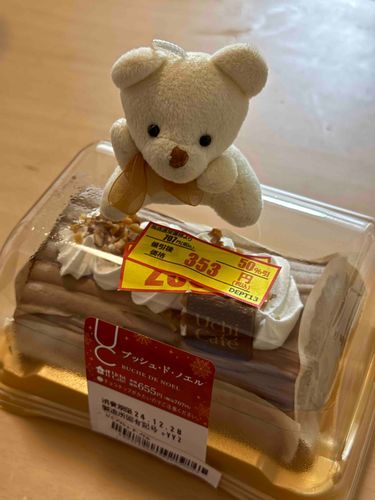 クリスマスケーキを半額でゲットできたんだクマ🐻