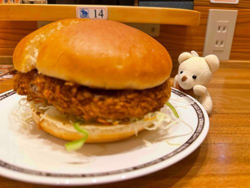 今日のランチはおっきいバーガー🍔🐻  