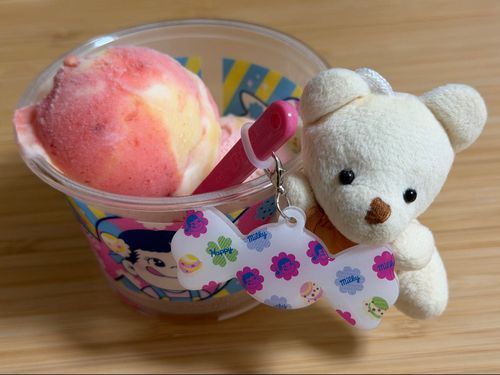 かわいいチャーム付きのサーティーワンアイスクリーム、いただきますクマ🐻🍨