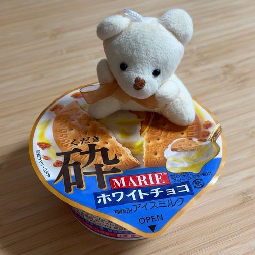 深夜にアイス食べちゃうクマ🐻🍨