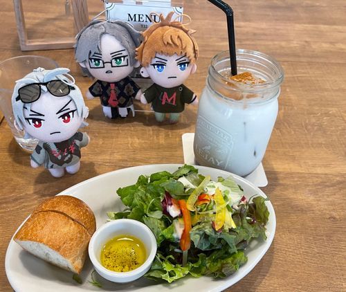 🐰りおー、どうしたんですか？
🐦うん、飲み物から香りがしてきたので見ていた
🐰スパイスの香りですね。アイスチャイラテだそうです。
