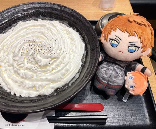 明太くりーむうどんなるものを食べたぞ。
くりーむの下に熱々のうどんと明太だれ、大葉や海苔が入っている。くりーむは甘くないぞ。