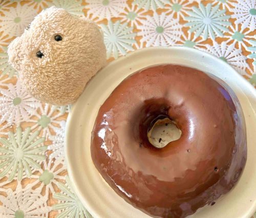 ミスドのチョコリング
コーティングのチョコがてかてかになるまでチンしてから食べると、口いっぱいにチョコがひろがってめーーーーちゃおいしいからオススメだよ＿∪♪