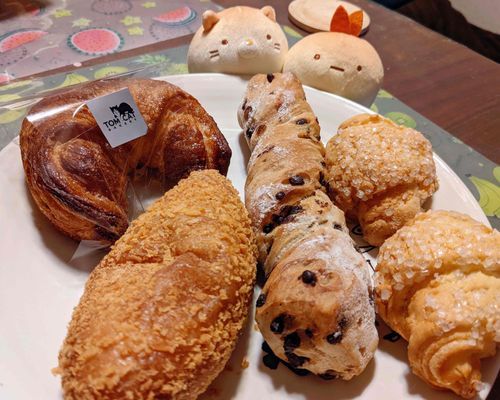 えへへ、パンちゃんずです🥐🥖🍞
（えびパン、ねこパン）