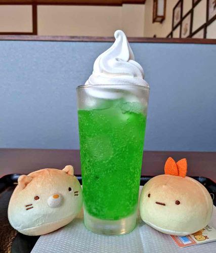 メロンソーダのお供にパン？
（ねこぱん、えびぱん）