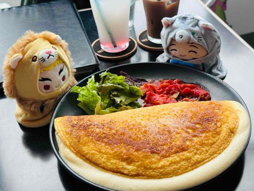 「ふわっとしたもの同士が撮りたい」と頼んだ徳島の川沿いの方のカフェのスフレオムレツです。
鳴門金時のカルボナーラも美味かったぞ！