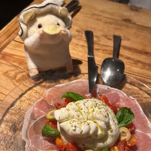 鎌倉のラッテリア　BeBeさんでち！
鎌倉でいただいたブッラータチーズでち
チーズ工房が併設されているお店でち
こちらもハム生いちおいしいイタリアンでちた
特にピザ、材料は理解できるのに、どうしてここまで美味しくなるのか不思議でちた