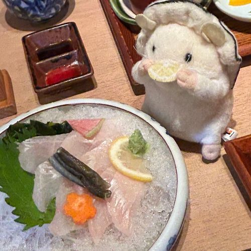 はじめて食べたあなご刺身でち。
新鮮で引き締まった身がおいちかったでち。
えんがわみたいな感じでちたね、甘みがありまちた。
骨もあるのに食べられちゃうのが不思議でちね。
ご馳走様でちた。