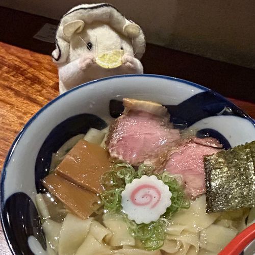 牡蠣ハム、たましいの一杯でち。
定禅寺通りにあるSLURPERZ(スラーパーズ)さんの塩ラーメンCLEARをいただきまちた。
幅広麺は注文してから切ってくれるようでちた。牡蠣ハムの好みの麺でち！
チャーシューも、大きいメンマも美味しいでちけど、牡蠣ハム的にはスープが最高でちたね。
上品なお味のスープで飽きがこないでち。
ぜひ別メニューも食べに行きたいでち！