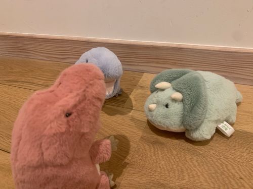〜 とある日の会話 〜

とまと「ねぇねぇ」
ぴーまん「なあに？」
とまと「ぬしがいってたんだけどね、」
らむね「うんうん、」
とまと「サンタさんってじつはかいしゃで　　
　　　　ぬしはそこのしゃいん
　　　　なんだって！」
ぴーまん・らむね「ええー！？」