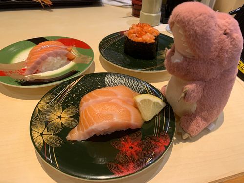 おはよーっ！
きのう、おすしをたべにいったんだっ！
ぬしもとまともさーもんがすきだから、
ずーっとさーもんをたべてたの！