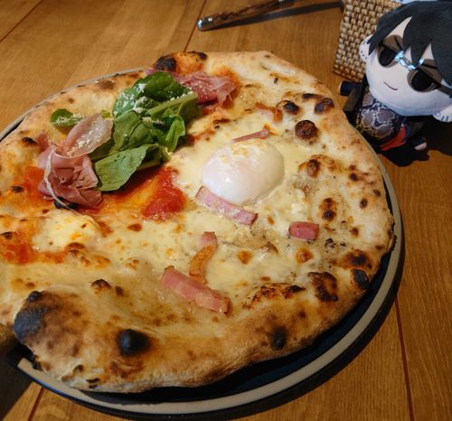 デカいなこのピザ…