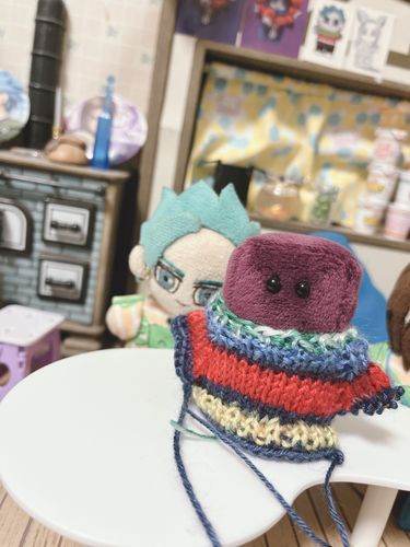 ぬいセーターの模様を見るためにモデルとなるういろ