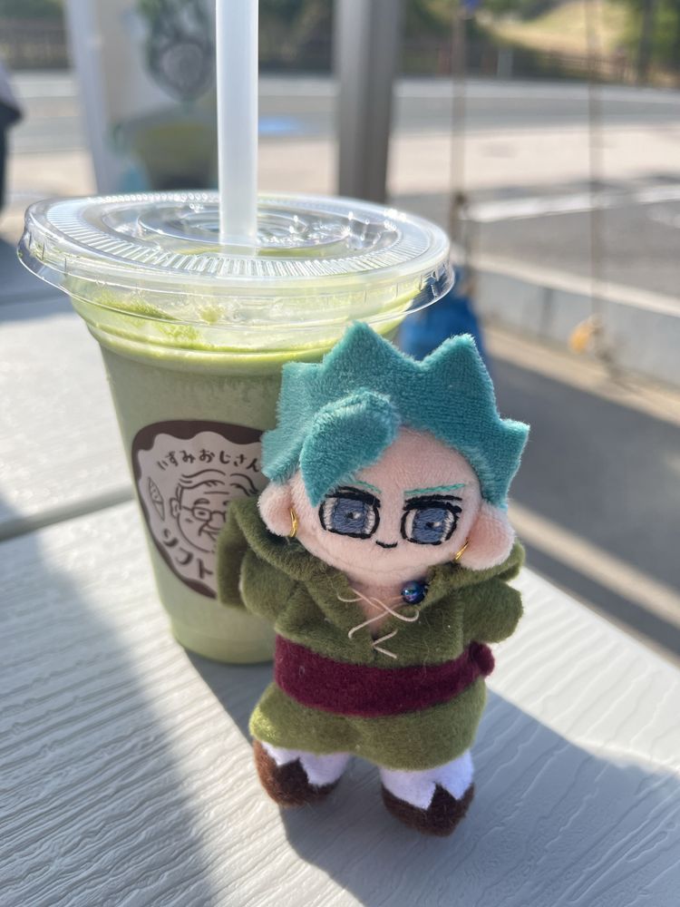 これは7cmのおまもりミニぬいちゃん。人間が駄々をこねたためぬいたちが作ったちいさき綿。ぬいたちの代わりにたまに写真に映る。帰ったらこうやって(四枚目)記憶を共有するのだ…んみょみょみょ………