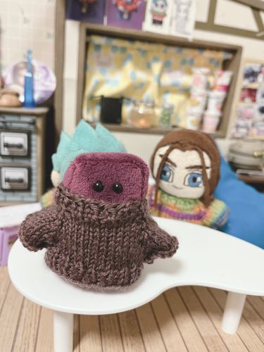 ういろ、ぬいちゃんのセーター着れて笑う