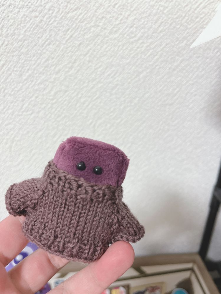 ういろ、ぬいちゃんのセーター着れて笑う
