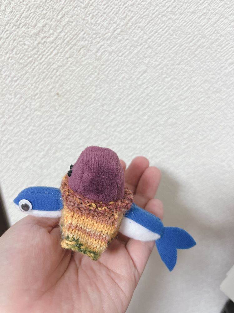 ういろ、ぬいちゃんのセーター着れて笑う