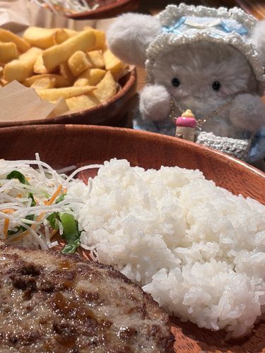 うさ、美味しそうなものに囲まれてる❣️