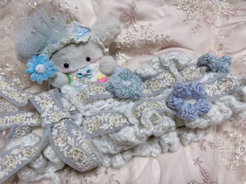 主のネモフィラ畑行く時用のヘッドドレスも編んだんだって！
お花ついてて可愛い♡