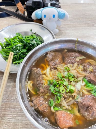 夕飯は牛肉麺が有名だそうなので、適当なセルフサービス店に入ってみたよ！
お肉柔らかだった！
おねえちゃんは、空芯菜の炒め物が大好物です。東南アジア行くと大体食べてる笑
食べると幸せな気分になるんですって！