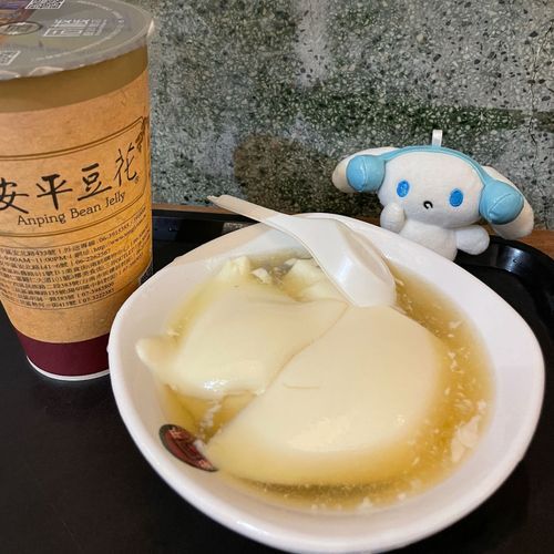 豆花、はじめて食べたの！
あんまり味がしないのに、なぜかするする食べちゃうんだよね🩵
あっさりしてて暑い気候にぴったりだね。
あとこの紅茶が美味しいって、おねえちゃんが感激してた。
台南は紅茶が得意みたい。
むかーしイギリスが来てたからかな？？