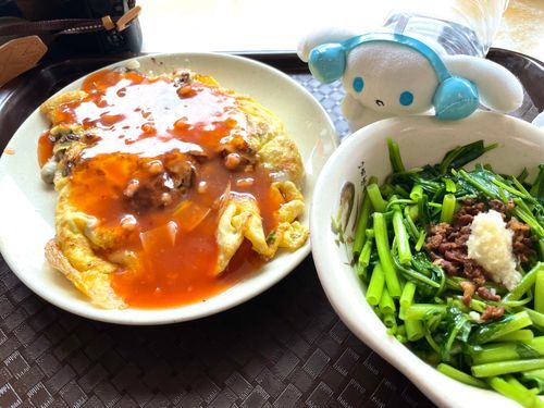 これは安平に行った時のランチの牡蠣オムレツ！
牡蠣をオムレツにするの？！って思ったけどとても美味しかった〜🩷ふわ、モチ、って感じ。
あとおねえちゃんは空芯菜中毒なので、空芯菜見かけると注文しちゃう笑