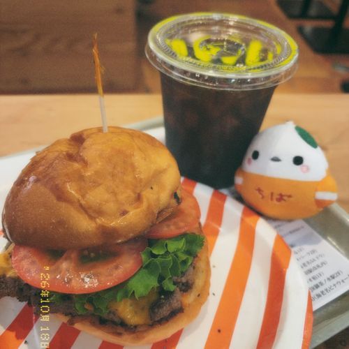 JB’s TOKYOに来たのです！ハンバーガーのお肉がおいし〜い！🍔✨近所に欲しいです💦しかもお安いのです✨
ぬしはハンバーガーマニアになりつつあるかも！