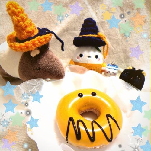 🎃ハッピーハロウィン🎃
ぬしが、帽子を編んでくれたけど、ちょっとサイズが合わないのです！👻
でも、クリスピークリームドーナツ買ってきてくれたからゆるす！
今夜のゲストはぬしの悪夢を食べてくれるバクさん。
いつも寝てるので出てくるのはめずらしいのです。