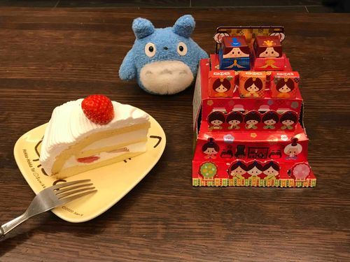 チロルチョコ(ひな祭りver)と不二家のケーキぴょん！
