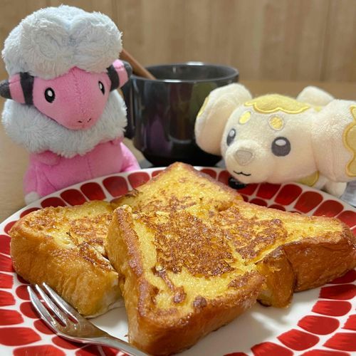 おやすみのあさは  ふわふわフレンチト〜スト🍳 パピちゃんもいっしょ🥨🐶 ̖́-‬