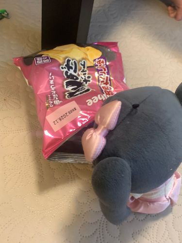 お菓子爆食いするかれんちゃん😊
